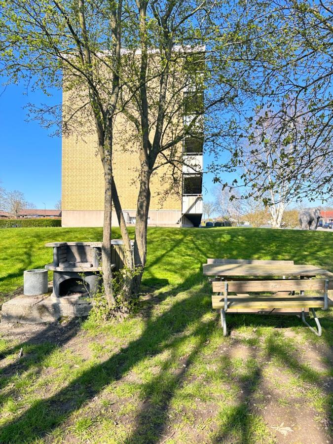 Privat One Bedroom Apartment With Free Parking Odense Exterior photo